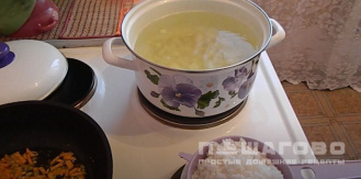 Фото приготовления рецепта: Суп с рыбными фрикадельками - шаг 4