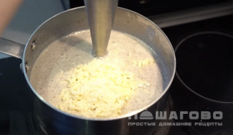 Фото приготовления рецепта: Грибной суп-пюре с плавленым сыром - шаг 6