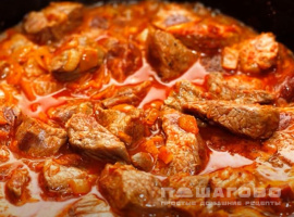 Гуляш из свинины с подливкой