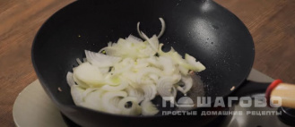 Фото приготовления рецепта: Острое свиное рагу с парикой, перцем чили и картофелем - шаг 3