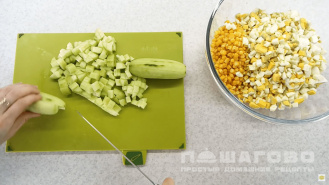 Фото приготовления рецепта: Салат с крабовыми палочками и сухарями - шаг 2