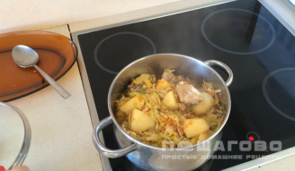 Фото приготовления рецепта: Бигус из свежей капусты с мясом и картошкой - шаг 8