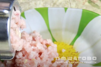 Фото приготовления рецепта: Чебуреки с куриным фаршем - шаг 2