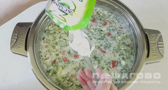 Фото приготовления рецепта: Окрошка летняя с помидорами и зеленью - шаг 8