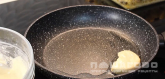 Фото приготовления рецепта: Колбаса в кляре на сковороде - шаг 3