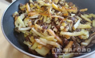 Фото приготовления рецепта: Жареная картошка с грибами и луком на сковороде - шаг 4