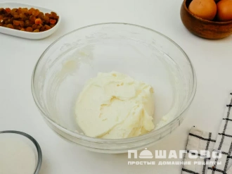 Фото приготовления рецепта: Творожный кекс с изюмом - шаг 2