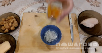 Фото приготовления рецепта: Слоеный салат "Нежность" с курицей - шаг 2