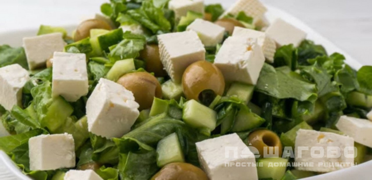 Зеленый греческий салат с брынзой и листьями салата