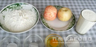 Фото приготовления рецепта: Яблочные оладьи на кефире - шаг 1