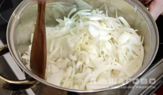 Фото приготовления рецепта: Луковый суп по-французски в горшочке - шаг 2