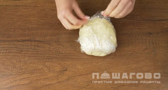 Фото приготовления рецепта: Творожные рогалики с орехами и сгущенкой - шаг 3