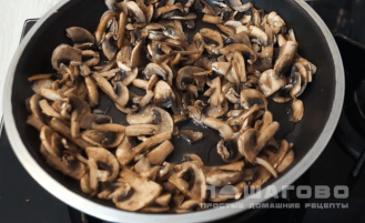 Фото приготовления рецепта: Картофельная запеканка с грибами и сыром - шаг 2
