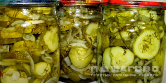Фото приготовления рецепта: Салат из огурцов и лука на зиму - шаг 13