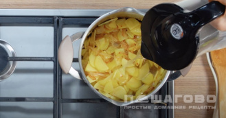 Фото приготовления рецепта: Картофельный крем-суп с петрушкой - шаг 2