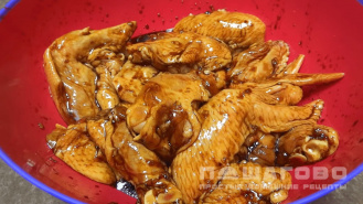 Фото приготовления рецепта: Куриные крылья в медовом маринаде - шаг 2