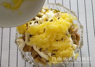 Фото приготовления рецепта: Салат из маринованных грибов - шаг 6