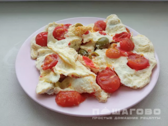 Фото приготовления рецепта: Омлет с помидорами черри и оливками - шаг 3