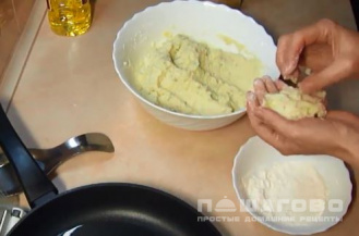 Фото приготовления рецепта: Драники из картофельного пюре - шаг 3