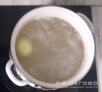 Фото приготовления рецепта: Суп из фасоли с курицей - шаг 4