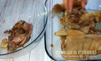 Фото приготовления рецепта: Колбаса из свиных шкурок в пластиковой бутылке - шаг 2