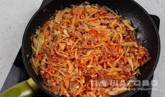 Фото приготовления рецепта: Капустняк с красным луком, перцем и грибами - шаг 6
