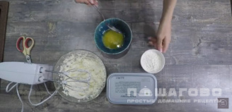 Фото приготовления рецепта: Ванильные сырники из творожной массы - шаг 3