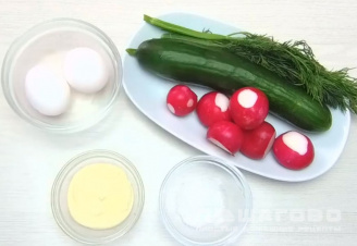 Фото приготовления рецепта: Весенний салат с редисом, огурцами и яйцами - шаг 1