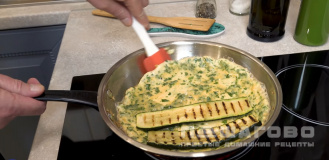 Фото приготовления рецепта: Французский омлет с кабачками - шаг 3
