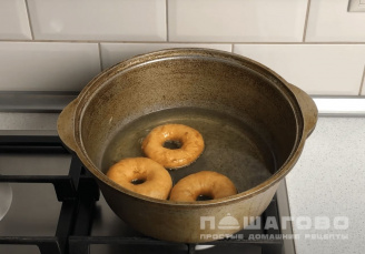 Фото приготовления рецепта: Американские пончики - шаг 4