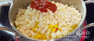 Фото приготовления рецепта: Суп с репой и томатом - шаг 3