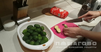 Фото приготовления рецепта: Варенье из фейхоа протертое с сахаром на зиму - шаг 1