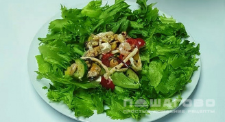 Фото приготовления рецепта: Легкий овощной салат с морепродуктами в масле - шаг 3
