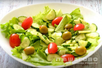 Фото приготовления рецепта: Салат с тунцом и каперсами - шаг 3
