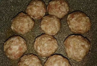 Фото приготовления рецепта: Тефтели из свинины в подливе - шаг 4