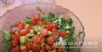 Фото приготовления рецепта: Легкий салат с креветками и авокадо - шаг 6