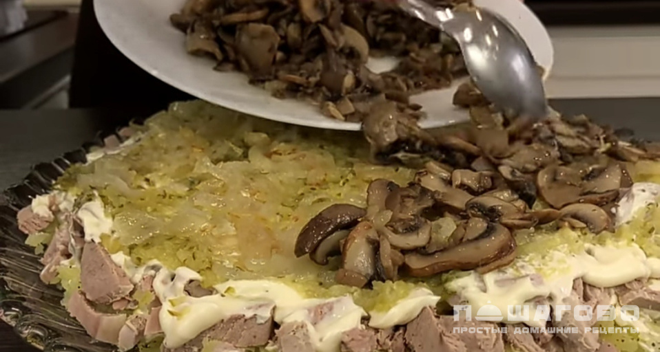 Фото приготовления рецепта: Салат с грибами и мясом - шаг 8
