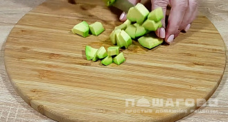 Фото приготовления рецепта: Салат с креветками и авокадо - шаг 3