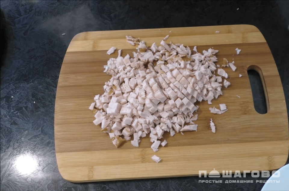 Фото приготовления рецепта: Салат Ананас с курицей и сыром - шаг 3