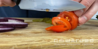 Фото приготовления рецепта: Домашние гамбургеры с маринованными огурцами - шаг 4