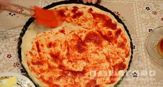 Фото приготовления рецепта: Пицца со шпротами - шаг 5