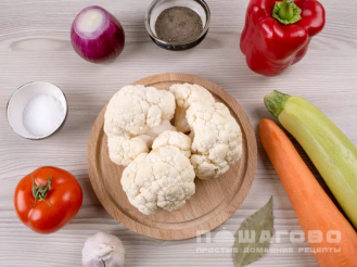 Фото приготовления рецепта: Рагу с цветной капустой и кабачком - шаг 1