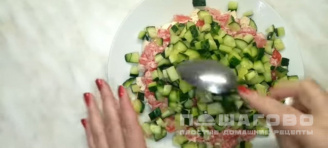 Фото приготовления рецепта: Салат с сухарями и курицей - шаг 4