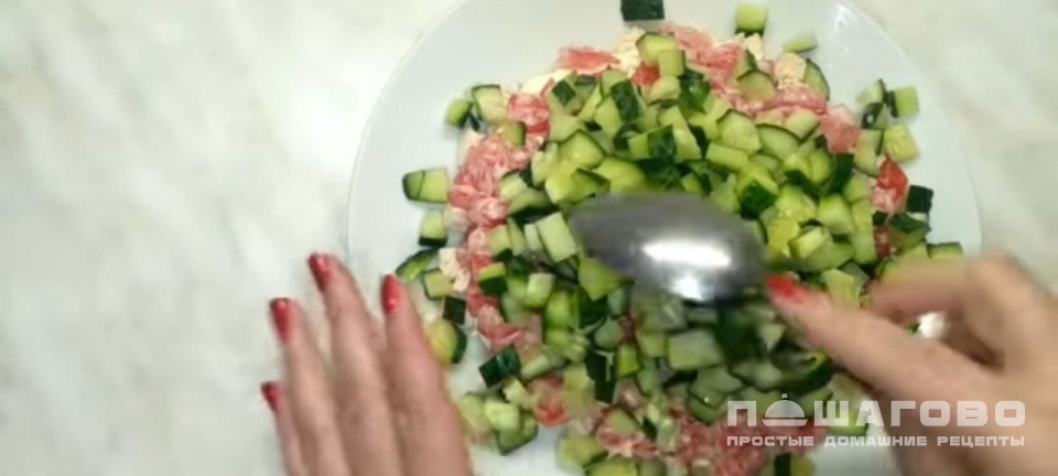 Фото приготовления рецепта: Салат с сухарями и курицей - шаг 4