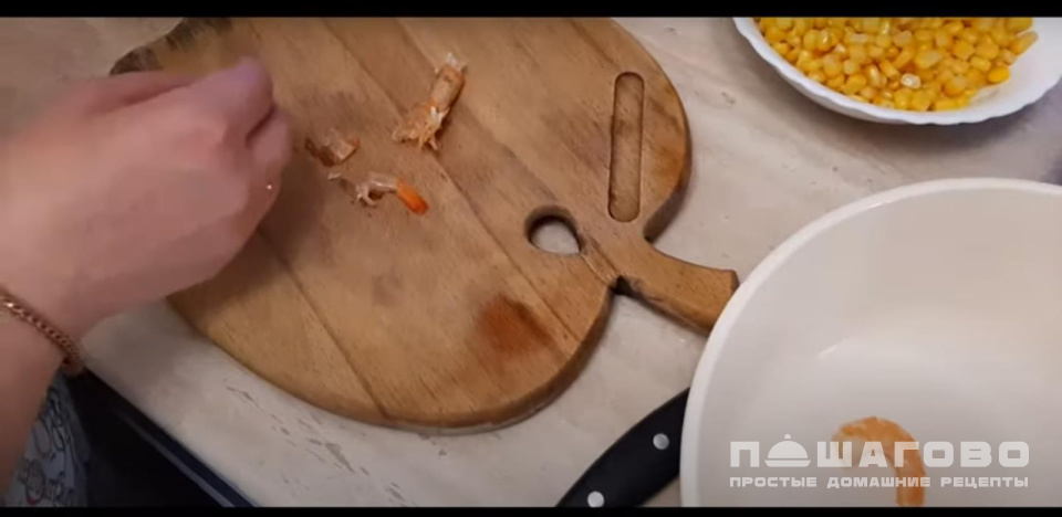 Фото приготовления рецепта: Салат с пекинской капустой и креветками - шаг 1