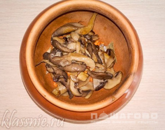 Фото приготовления рецепта: Чечевичный суп в горшочке с грибами - шаг 8