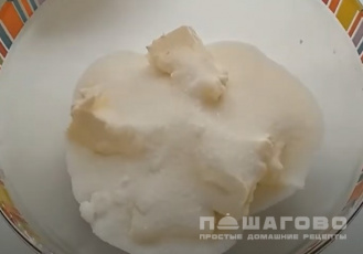 Фото приготовления рецепта: Бисквитный кекс с сухофруктами - шаг 1