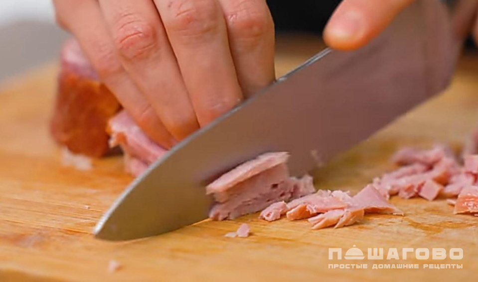 Фото приготовления рецепта: Салат с ветчиной, яйцами и сыром - шаг 1