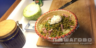Фото приготовления рецепта: Салат из свежей капусты, колбасы и зелёного горошка - шаг 3