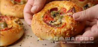 Фото приготовления рецепта: Мини-пиццы с оливками и грибами - шаг 5